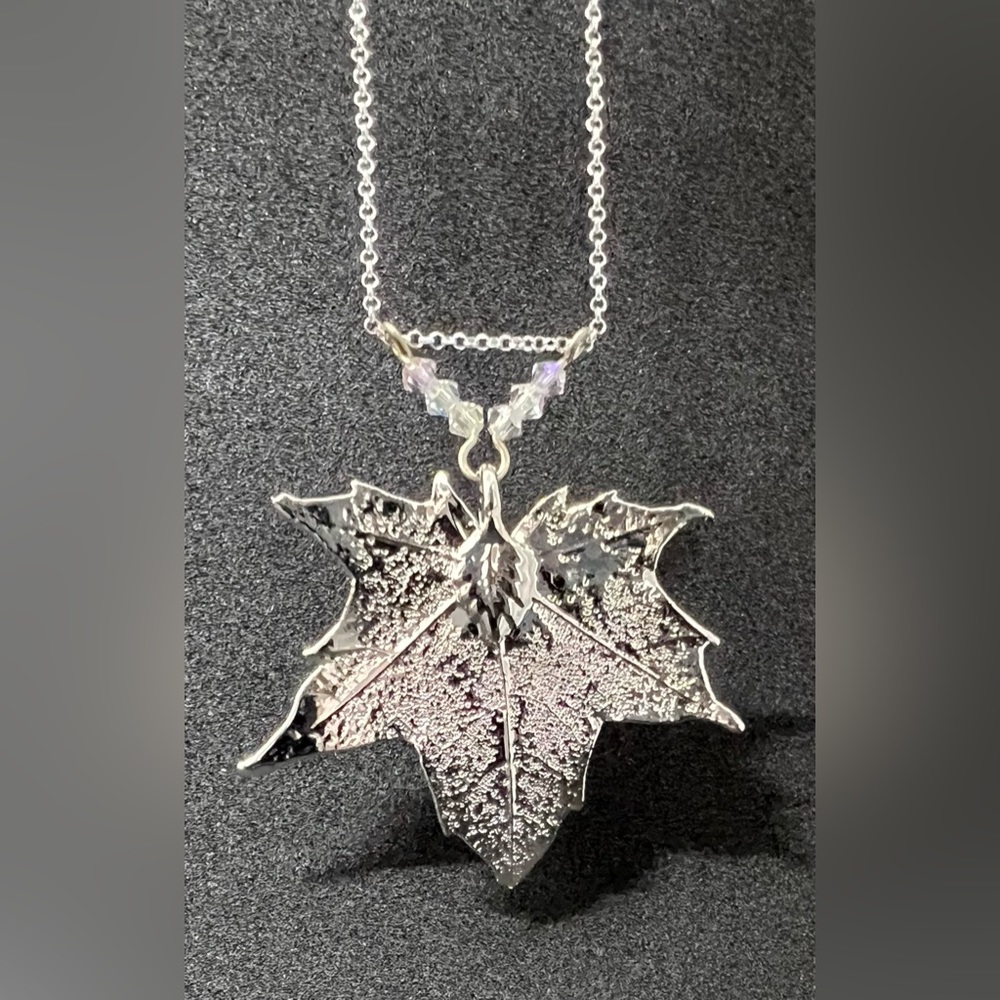 Silver Maple Leaf Pendant Necklace  NWOT